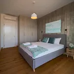 Avenue 102 1 Bed דירה *