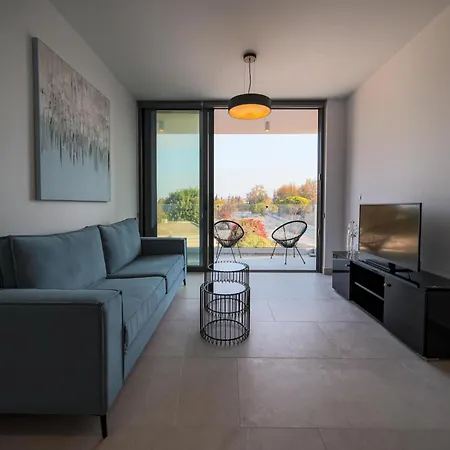 Avenue 102 1 Bed דירה *